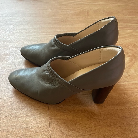 Clarks leather grey heeled bootie size 8 women’s - Picture 3 of 4